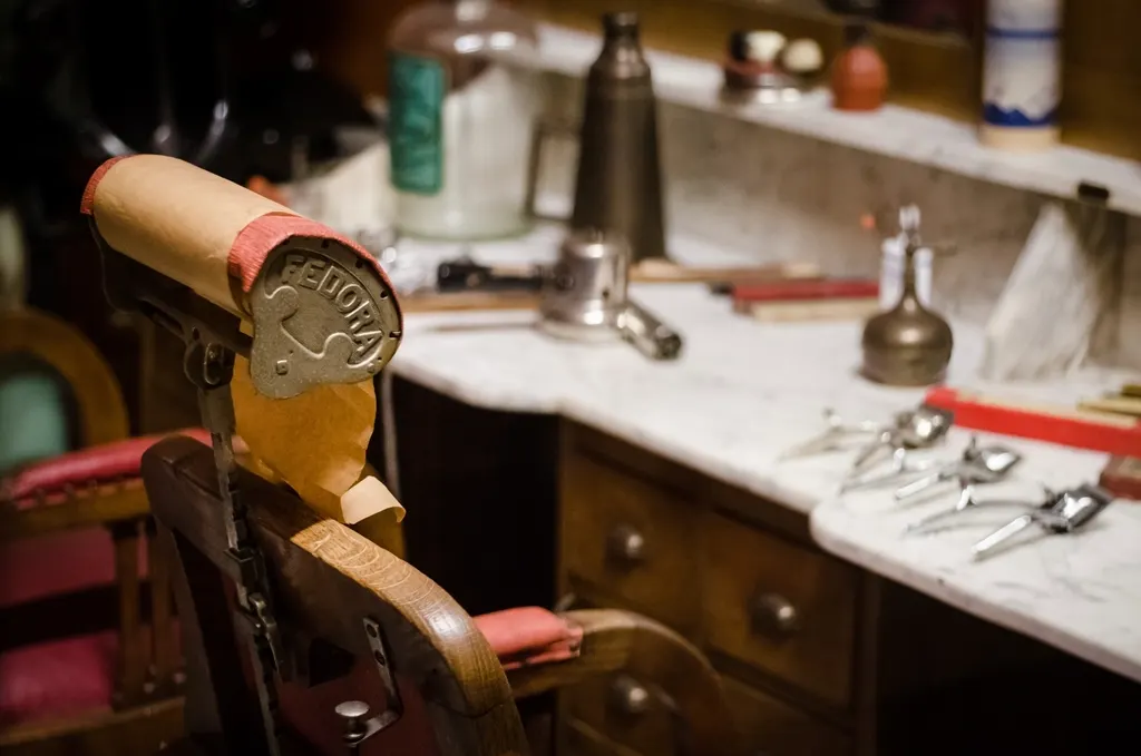 Fauteuil de barbier vintage et plan de travail