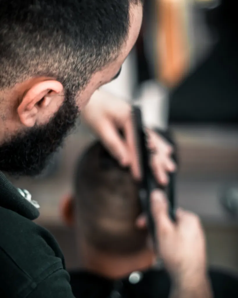 Barbier en train de réaliser un dégradé