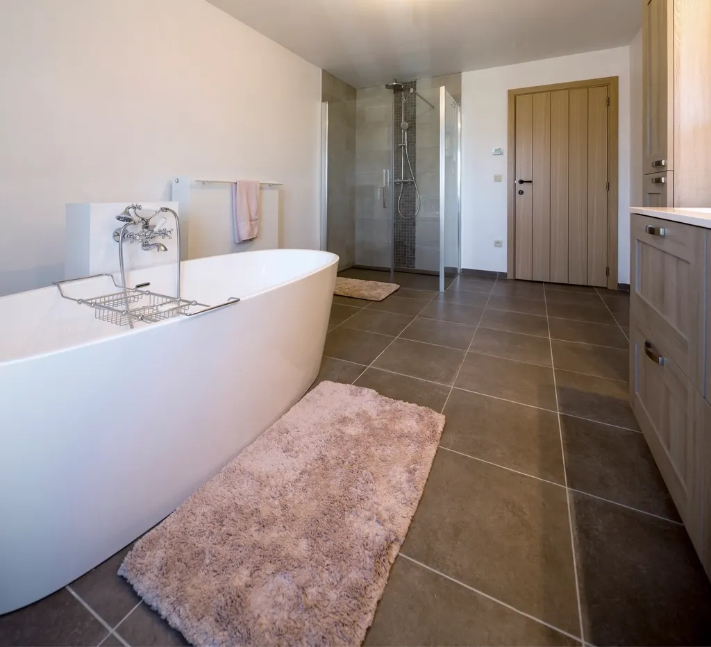 Salle de bains avec baignoire îlot · Drancy