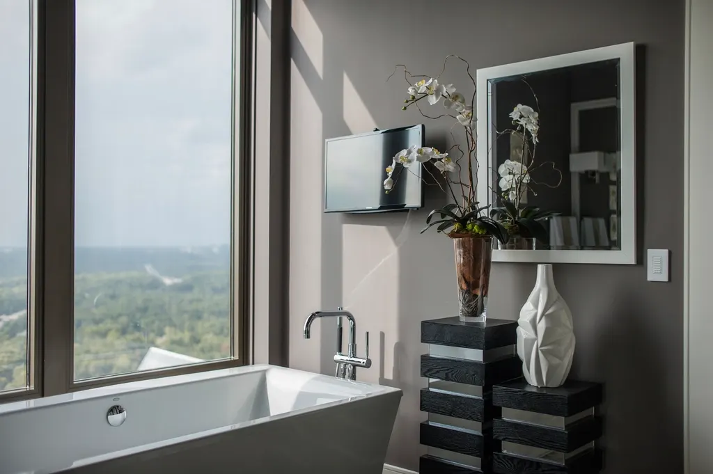 Salle de bains rénovée avec baignoire et grande fenêtre