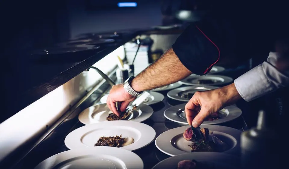 Le chef dresse les assiettes en cuisine