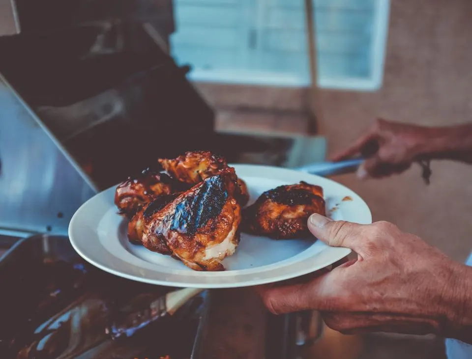 Poulet grillé servi à table